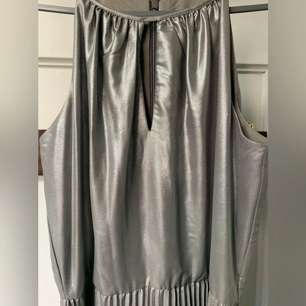 🍀5 for $25🍀 NWOT - White House Black Market silver dress, size 2 - Picture 3 of 5